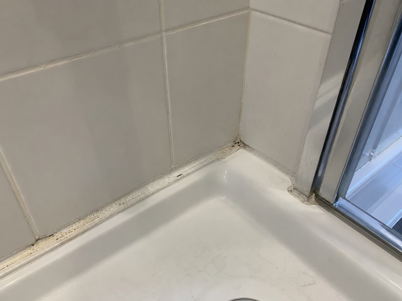 Joint de douche présentant des traces d’humidité